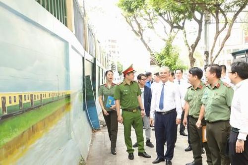 Lãnh đạo TPHCM cùng cán bộ, chiến sĩ đón chào công trình bích họa mới ở trung tâm thành phố