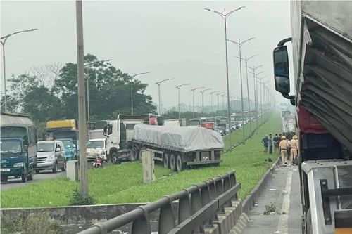 Hà Nội: Tai nạn liên hoàn 5 ô tô trên cầu Phù Đổng