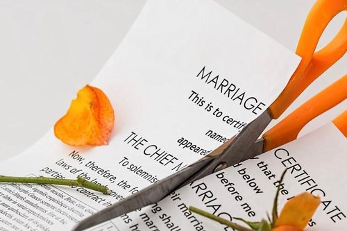 Cặp đôi bị phán ly hôn nhầm do một cú nhấp chuột