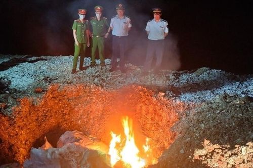Tiêu hủy 2.000 kg chân vịt rút xương không rõ nguồn gốc