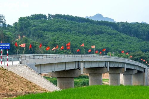 Có cầu mới vượt sông Hiếu, hơn 3 nghìn người dân Quỳ Châu thoát nỗi lo bị chia cắt cục bộ mùa mưa lũ