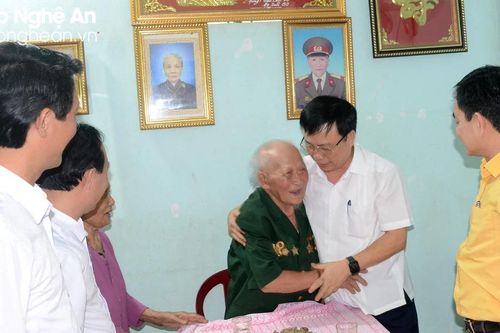 Đoàn công tác tỉnh Nghệ An thăm, tặng quà các chiến sĩ Điện Biên ở huyện Nam Đàn