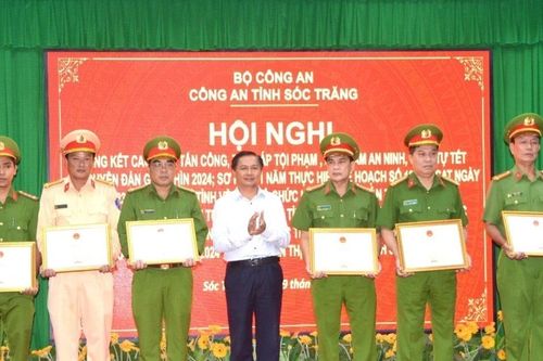 Khen thưởng tập thể, cá nhân giải cứu con tin bị đối tượng 'ngáo đá' khống chế