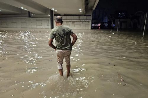 UAE căng mình khắc phục hậu quả mưa lớn chưa từng có trong 75 năm