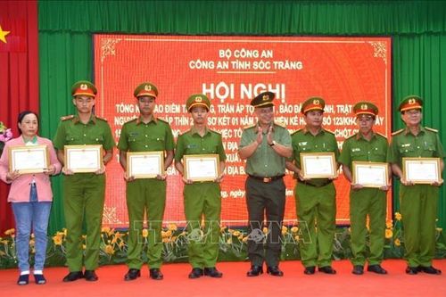 Khen thưởng vụ giải cứu con tin bị đối tượng 'ngáo đá' khống chế