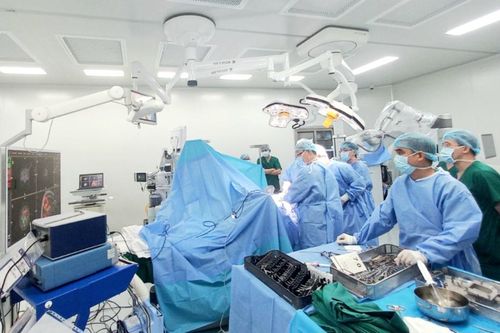 Sử dụng trí tuệ nhân tạo mổ cứu sống người đàn ông có nhiều u não và u cột sống