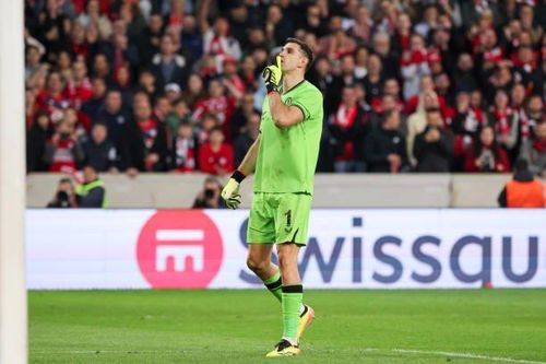 Tại sao Emiliano Martinez nhận hai thẻ vàng nhưng không bị đuổi?