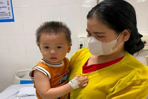 Thanh Hóa: Bé trai 20 tháng tuổi suy hô hấp vì uống nhầm dầu hỏa