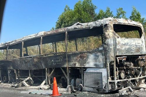 Đồng Nai: 22 hành khách thoát nạn trên xe khách bốc cháy trơ khung trên cao tốc