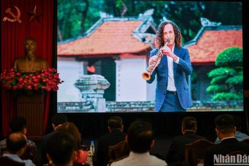 Quảng bá du lịch Việt Nam bằng MV Kenny G 'Going Home'