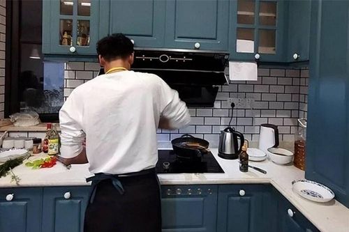 Nhờ vợ làm việc nhà vì bị ốm, anh chồng muốn ly hôn ngay khi nghe câu trả lời của vợ
