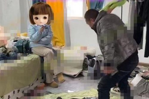 Về nhà không báo trước để tạo bất ngờ cho vợ, thấy cảnh tượng trong nhà anh chồng đòi ly hôn