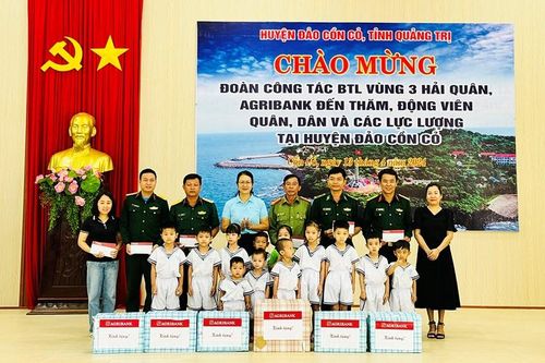 Agribank tặng quà quân và dân huyện đảo Cồn Cỏ (Quảng Trị)