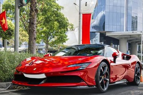 Hàng loạt siêu xe xuống phố dịp nghỉ lễ
