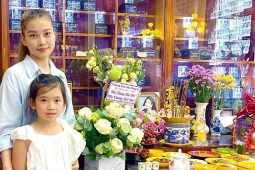 Con gái Mai Phương lên chùa thắp hương cho mẹ trong ngày giỗ