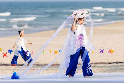 Xúc động những bức tranh của trẻ em khuyết tật được mang lên sàn diễn thời trang