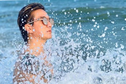 Đàm Vĩnh Hưng khoe body cuồn cuộn, quyết tâm tập lên múi ở tuổi 52