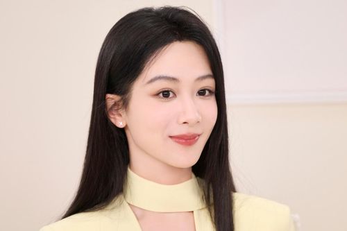 Dương Tử đẹp thanh lịch trong bộ ảnh mới, lăm le soán ngôi nữ thần của Địch Lệ Nhiệt Ba