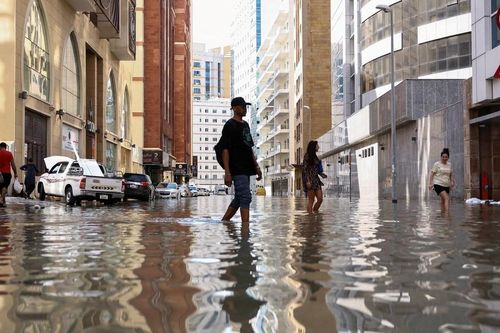 Thiên đường sa mạc Dubai chao đảo vì... mưa