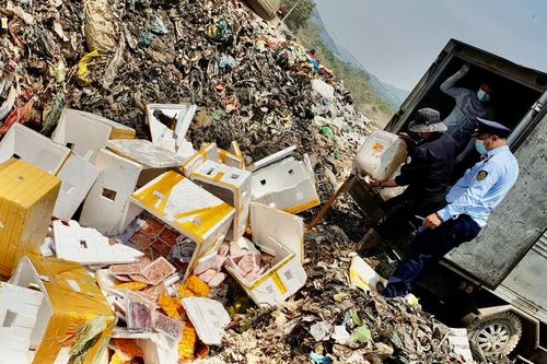 Đắk Lắk tiêu hủy gần 1 tấn thực phẩm và 1,5 tấn dầu ăn đã qua sử dụng không rõ nguồn gốc, xuất xứ