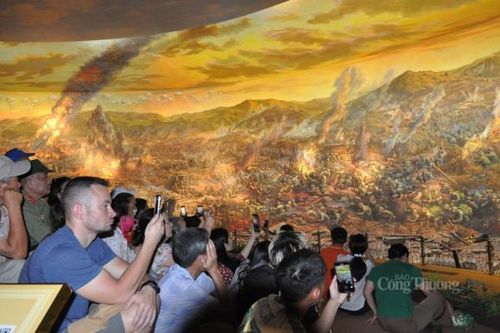 Hàng nghìn du khách ngỡ ngàng trước sự hoành tráng của bức tranh panorama về Chiến dịch Điện Biên Phủ