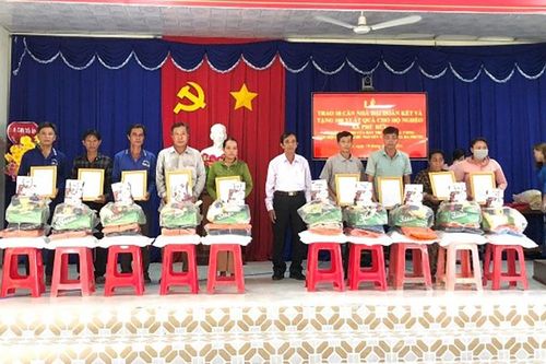Bàn giao 10 căn nhà Đại đoàn kết và tặng quà cho hộ nghèo ở Phú Hữu