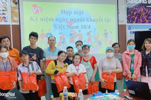 Họp mặt, tặng quà cho công nhân là người khuyết tật