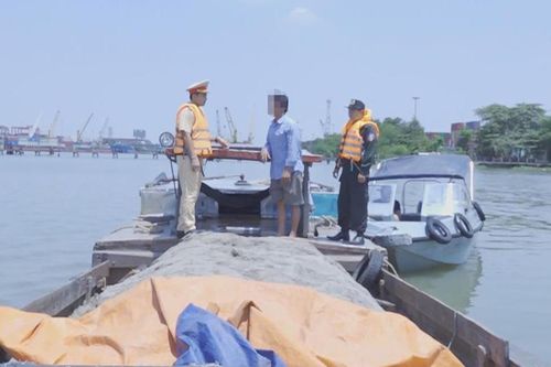 Phát hiện 2 ghe vận chuyển, khai thác cát trái phép