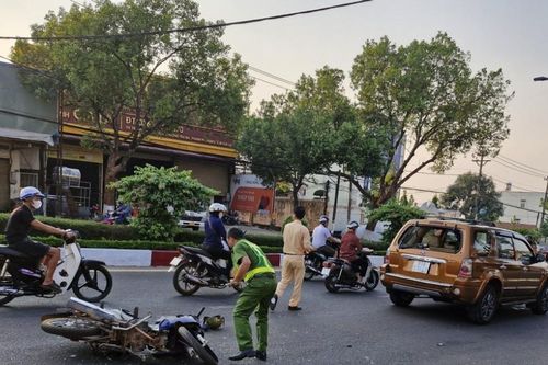 Pleiku: Xe máy tông vào đuôi xe ô tô khiến 1 người bị thương