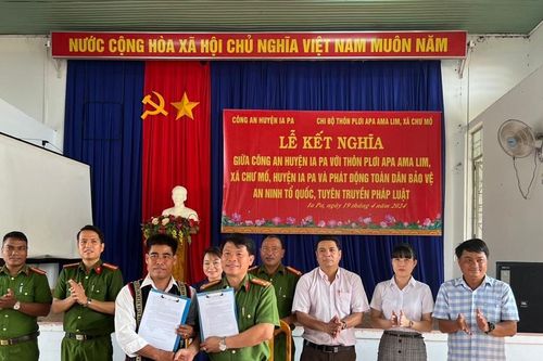 Công an huyện Ia Pa kết nghĩa với thôn Plơi Apa Ama Lim
