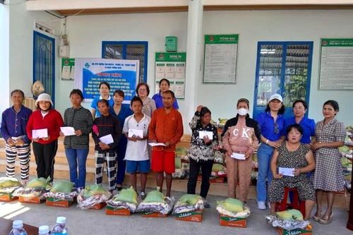 Trao quà cho phụ nữ và trẻ em khó khăn ở huyện Khánh Vĩnh