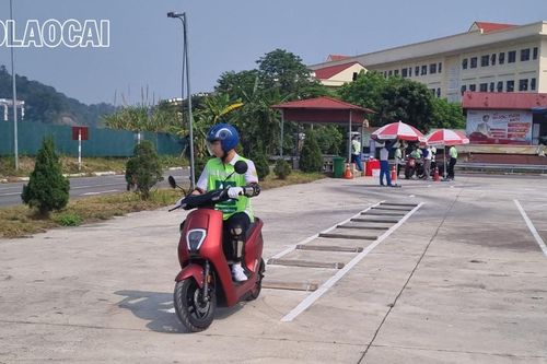 Gần 200 học sinh được bồi dưỡng kiến thức, kỹ năng điều khiển xe gắn máy an toàn