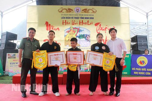 Trao thưởng chương trình 'Mùa xuân Thượng võ' và Giải bóng chuyền nam tại Lễ hội Hoa Lư