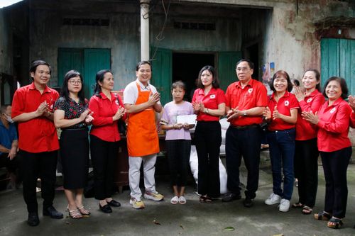 Trao quà cho bệnh nhân 'Xóm chạy thận' ở Việt Trì