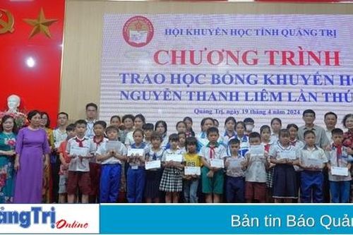 Trao 78 suất học bổng cho học sinh nghèo vượt khó vươn lên học tập