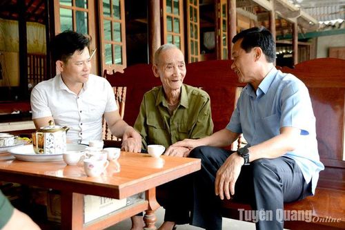 Đồng chí Phó Chủ tịch UBND tỉnh Nguyễn Thế Giang thăm, tặng quà chiến sỹ Điện Biên huyện Lâm Bình