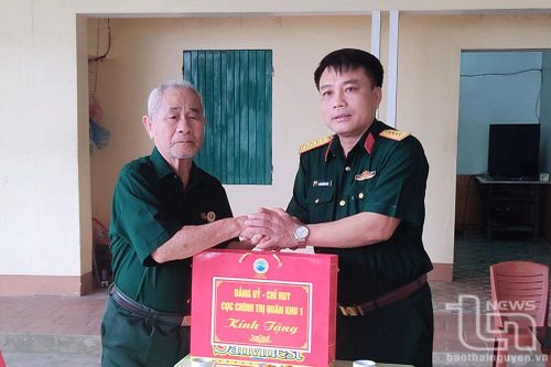 Thăm, tặng quà các chiến sĩ Điện Biên