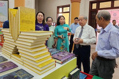 Khai hội ngày sách và ra mắt 2 ấn phẩm Tủ sách Huế