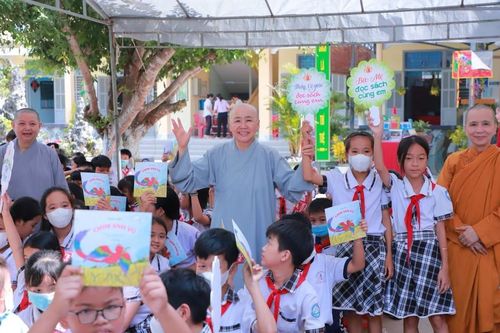 Phân ban Ni giới T.Ư khánh thành, trao tặng thư viện và sách cho học sinh