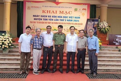 Trao tặng hai 'Tủ sách Đặng Thùy Trâm' tại huyện Tân Yên (Bắc Giang)