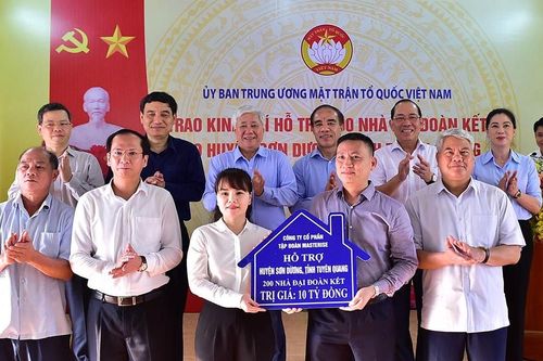 Chủ tịch Ủy ban Trung ương MTTQ Việt Nam Đỗ Văn Chiến trao hỗ trợ 200 nhà đại đoàn kết cho huyện Sơn Dương, Tuyên Quang