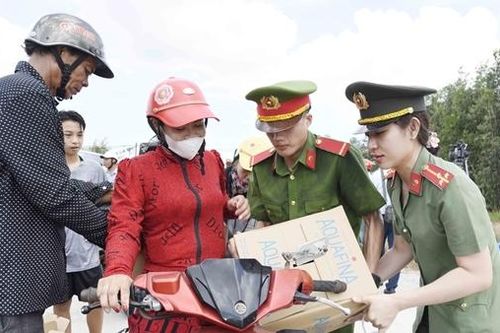 Công an tỉnh Cà Mau hỗ trợ nước sạch cho người dân vùng hạn mặn