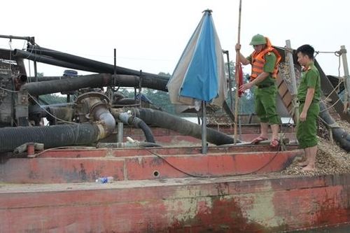 Phát hiện 9 thuyền vỏ sắt khai thác cát trái phép trên sông Lam