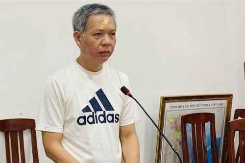 Sắm vai giám đốc 'nổ' để cuỗm tiền khách hàng