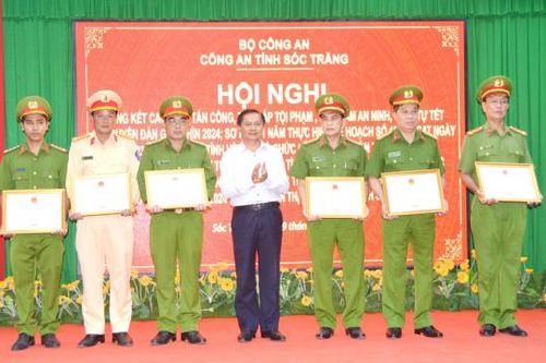 Khen thưởng các tập thể, cá nhân giải cứu con tin bị kẻ 'ngáo đá' khống chế