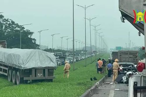 5 xe ô tô 'dồn toa' ùn tắc cầu Phù Đổng