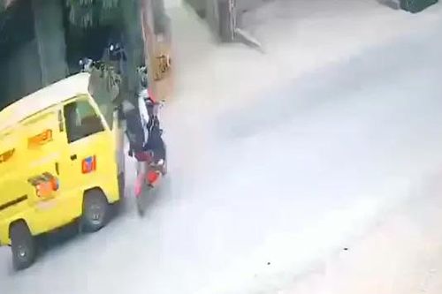 Sang đường thiếu quan sát, hai học sinh bị ô tô đâm