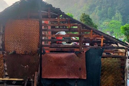Dông, lốc làm 2.412 nhà bị tốc mái