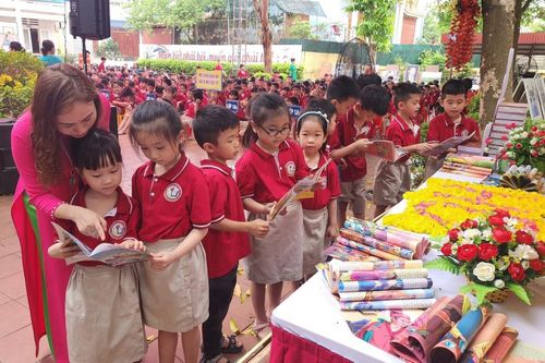 Trường Tiểu học Hòa Chung tổ chức Ngày hội 'Sách - Nuôi dưỡng ước mơ, khơi nguồn sáng tạo'