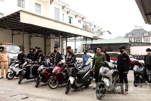 Đà Lạt: Răn đe, xử lý 18 thanh thiếu niên bốc đầu, nẹt pô trên đường phố